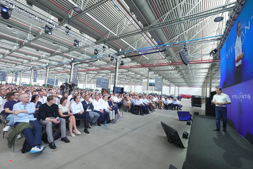 Stellantis’in Yeni CEO’su Antonio Filosa Çalışanları İle Bir Araya Geldi