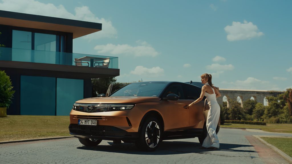 Çağla Şikel ve Çağlar Ertuğrul Opel Grandland’de Buluştu