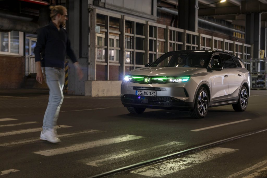 Opel Otonom Araçlarda Yapay Zeka Destekli Aydınlatma İletişim Sistemini Sergiledi