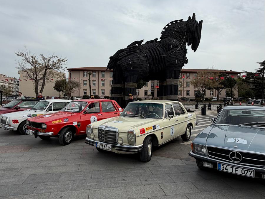 Klasik Otomobiller Rüzgar Şehri Çanakkale’den Rüzgar Gibi Geçti