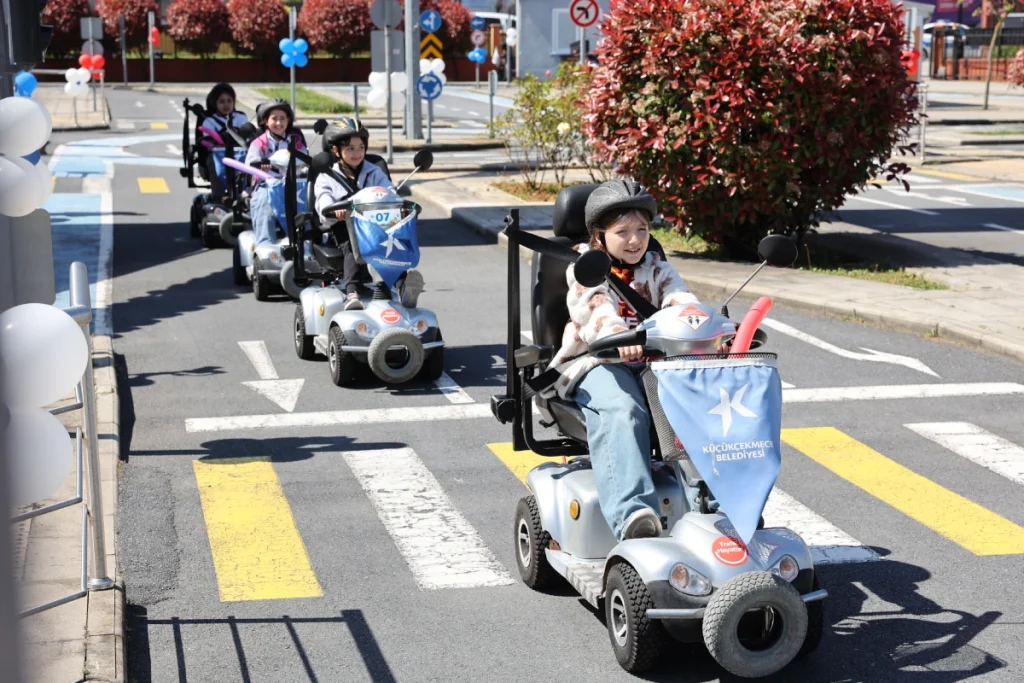 Trafik Hayattır! ve Küçükçekmece Belediyesi’nden Çocuklara Trafik Etkinliği