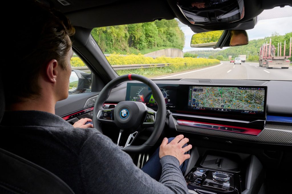 BMW Sürücüleri Elleri Direksiyonda Olmadan 200 Milyon Kilometreyi Geride Bıraktı
