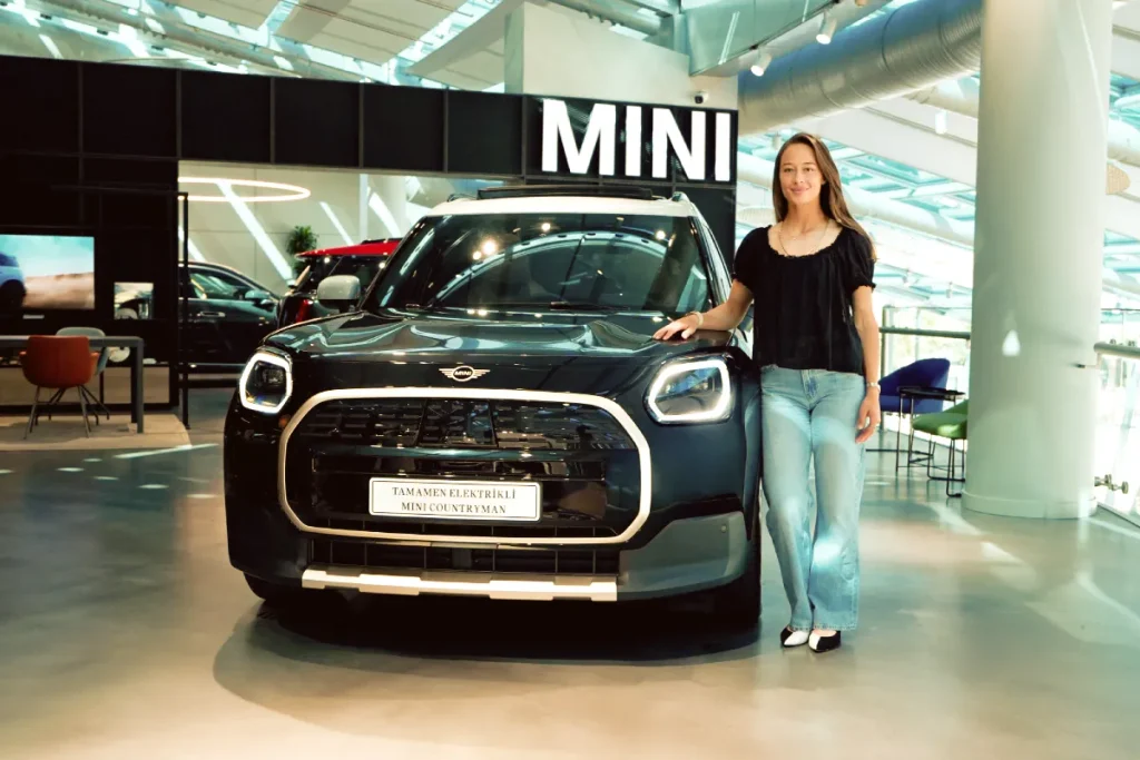 MINI Milli Tenisçi Zeynep Sönmez ile Sponsorluk Anlaşmasını Yeniledi: Elektrikli Countryman Eşlik Edecek